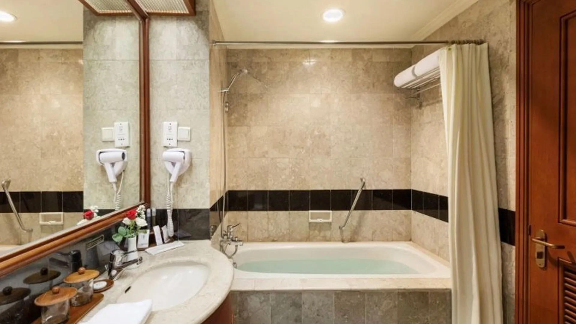 Deluxe Balcony Suite 3