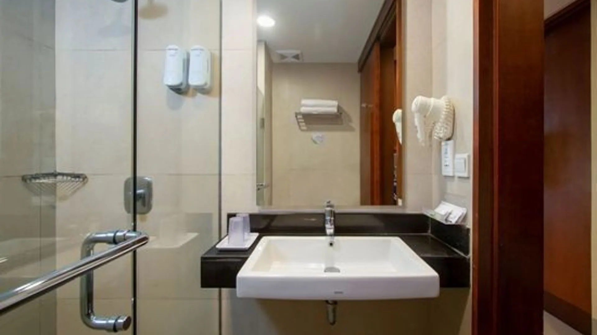 FAMILY ROOM (2 Superior Room Interconnecting) 3